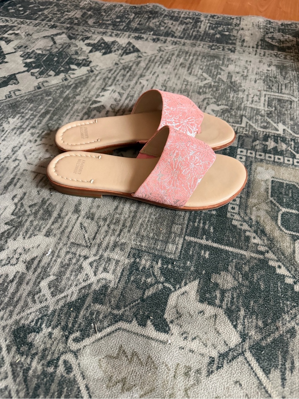 Johnston & Murphy pink and silver floral metallic slide sandals women’s size 8